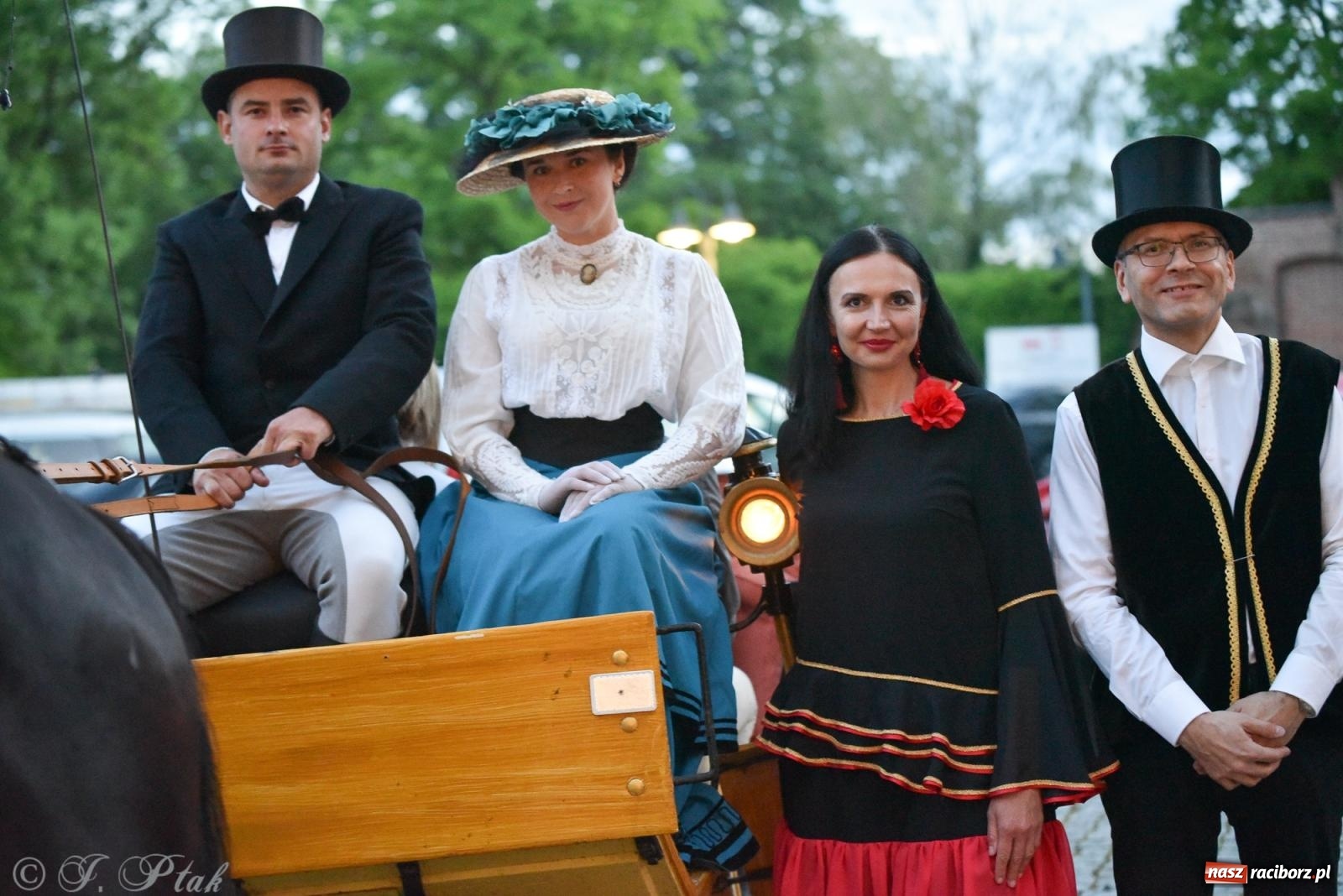 Zdjęcie w galerii na portalu naszraciborz.pl: Zamkowa noc i przejazdy bryczką [FOTO i WIDEO] wiadomości z regionu