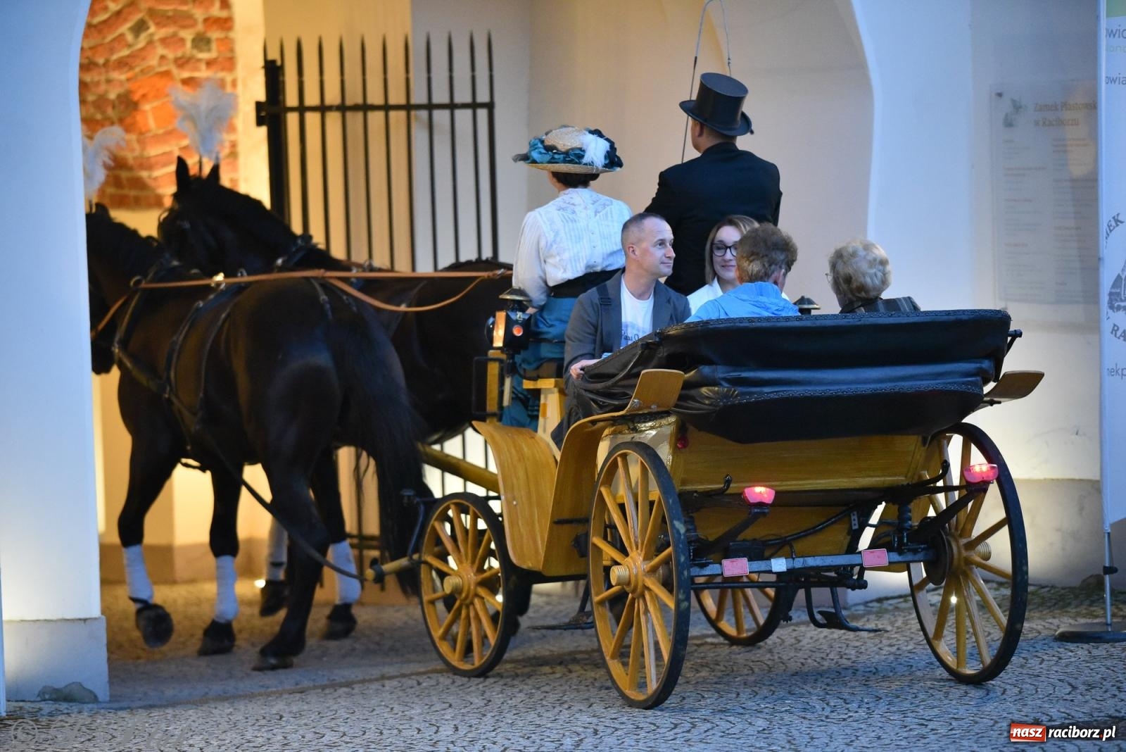 Zdjęcie w galerii na portalu naszraciborz.pl: Zamkowa noc i przejazdy bryczką [FOTO i WIDEO] wiadomości z regionu