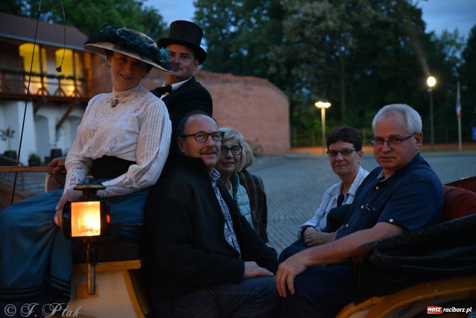Zdjęcie w galerii na portalu naszraciborz.pl: Zamkowa noc i przejazdy bryczką [FOTO i WIDEO] wiadomości z regionu