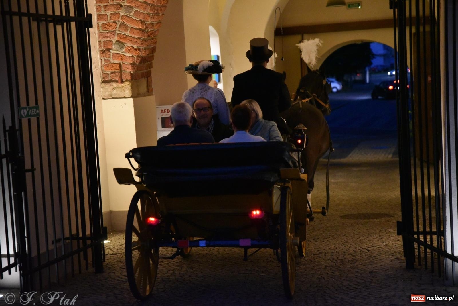 Zdjęcie w galerii na portalu naszraciborz.pl: Zamkowa noc i przejazdy bryczką [FOTO i WIDEO] wiadomości z regionu