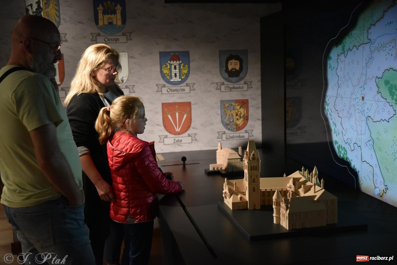 Zdjęcie w galerii na portalu naszraciborz.pl: Zamkowa noc i przejazdy bryczką [FOTO i WIDEO] wiadomości z regionu