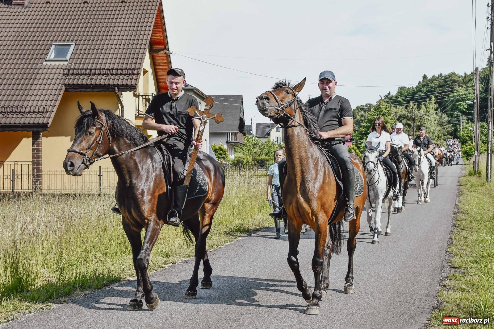 Zdjęcie w galerii na portalu naszraciborz.pl: W Brzeziu dochowali tradycji. Procesja na św. Urbana wiadomości z regionu