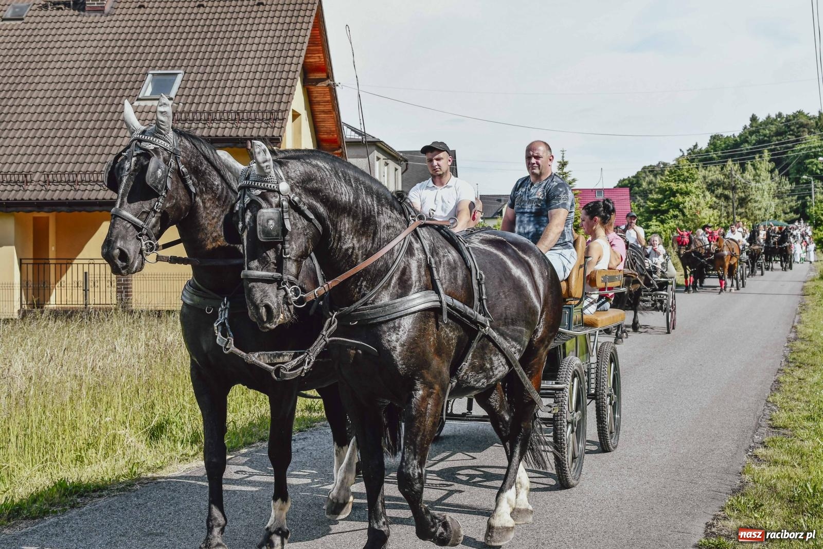 Zdjęcie w galerii na portalu naszraciborz.pl: W Brzeziu dochowali tradycji. Procesja na św. Urbana wiadomości z regionu