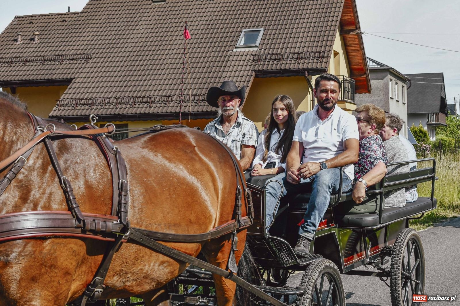 Zdjęcie w galerii na portalu naszraciborz.pl: W Brzeziu dochowali tradycji. Procesja na św. Urbana wiadomości z regionu