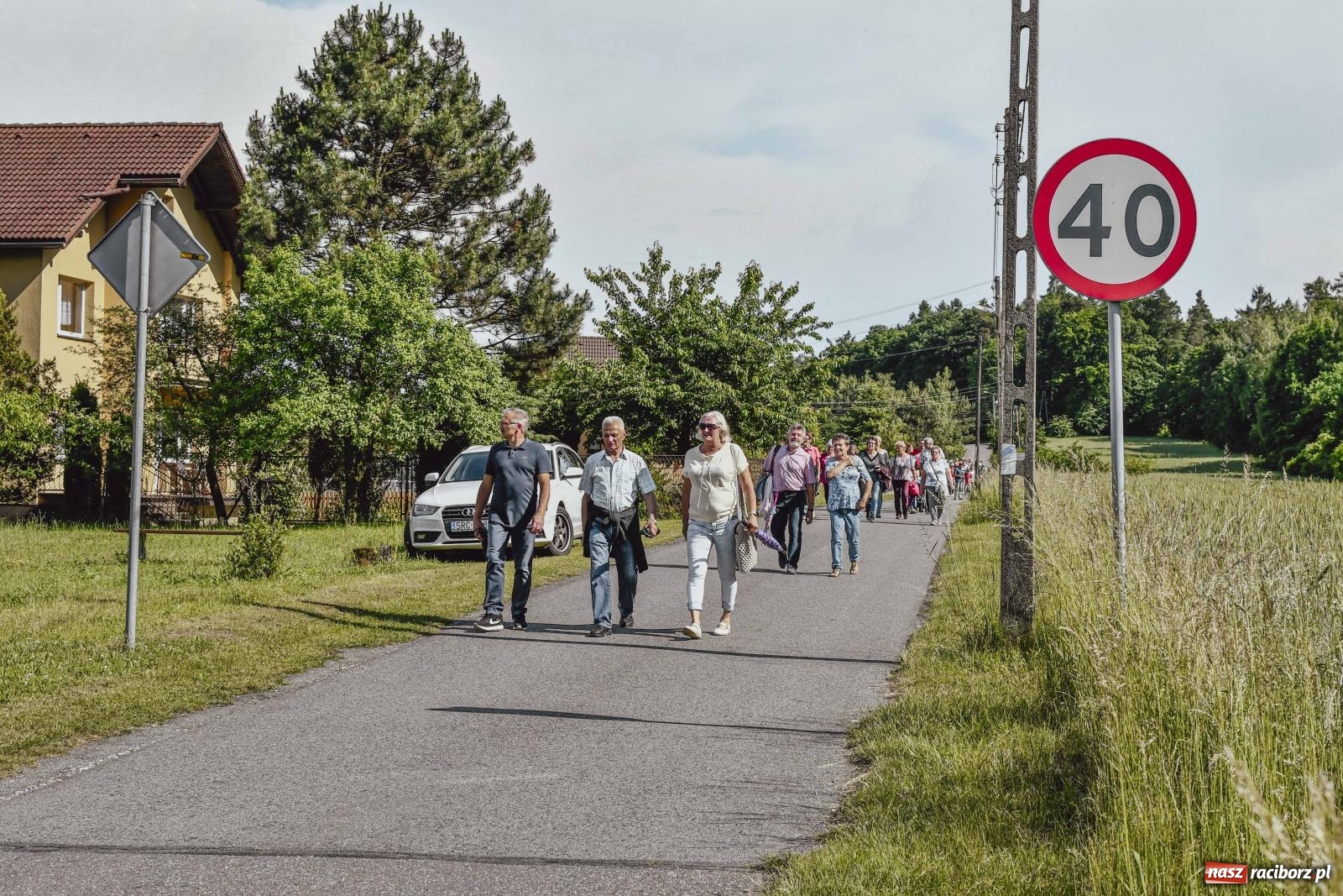 Zdjęcie w galerii na portalu naszraciborz.pl: W Brzeziu dochowali tradycji. Procesja na św. Urbana wiadomości z regionu