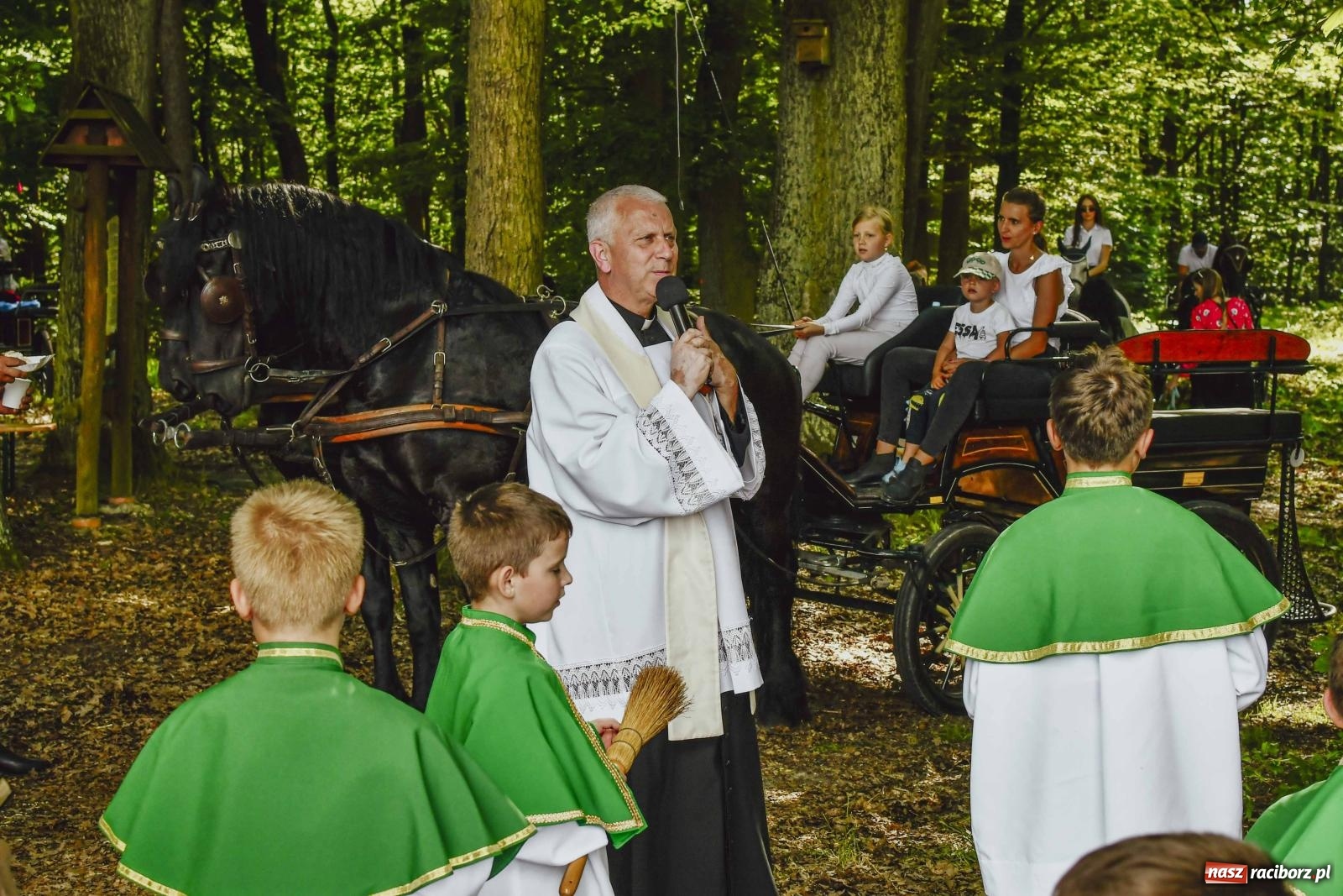 Zdjęcie w galerii na portalu naszraciborz.pl: W Brzeziu dochowali tradycji. Procesja na św. Urbana wiadomości z regionu