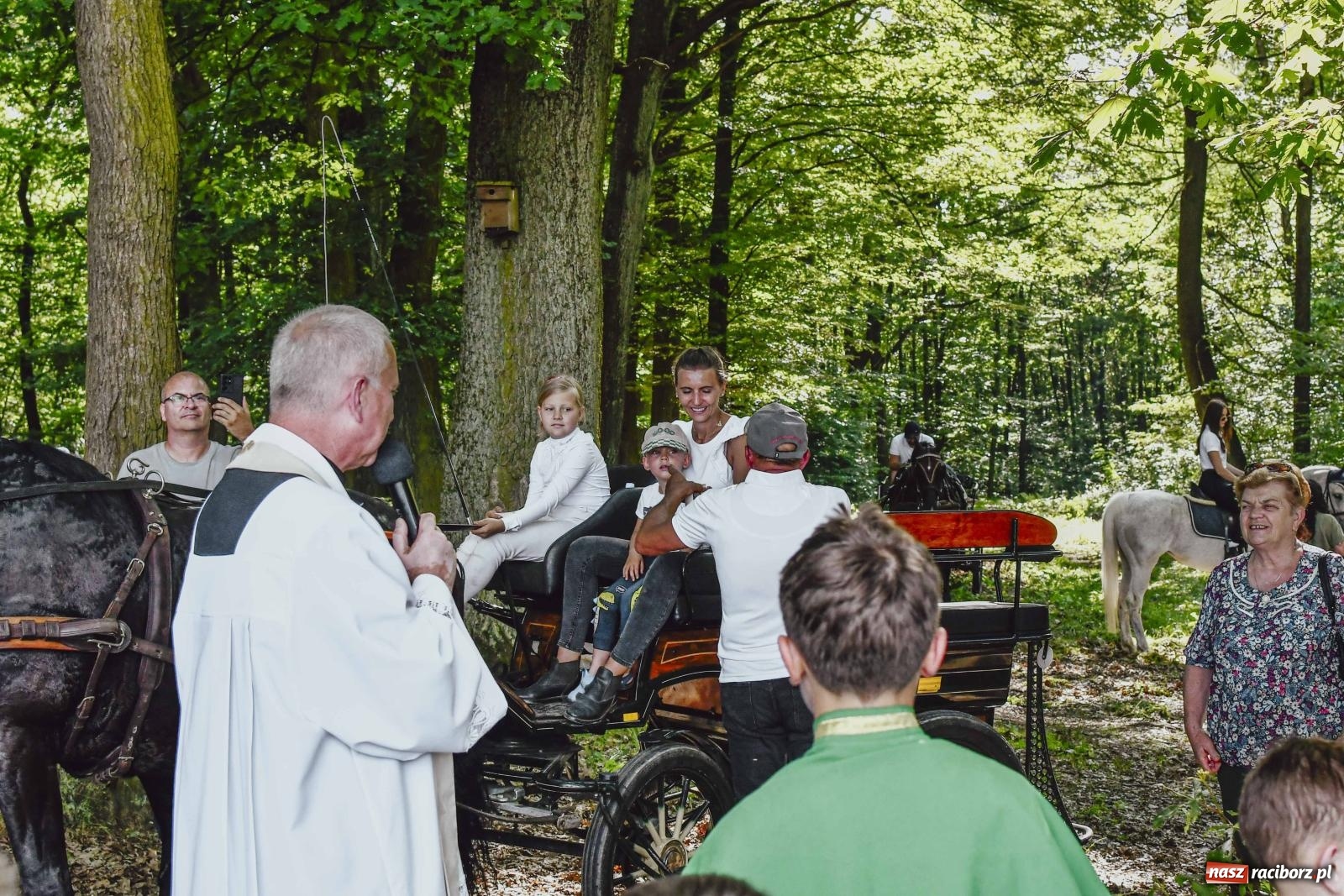 Zdjęcie w galerii na portalu naszraciborz.pl: W Brzeziu dochowali tradycji. Procesja na św. Urbana wiadomości z regionu