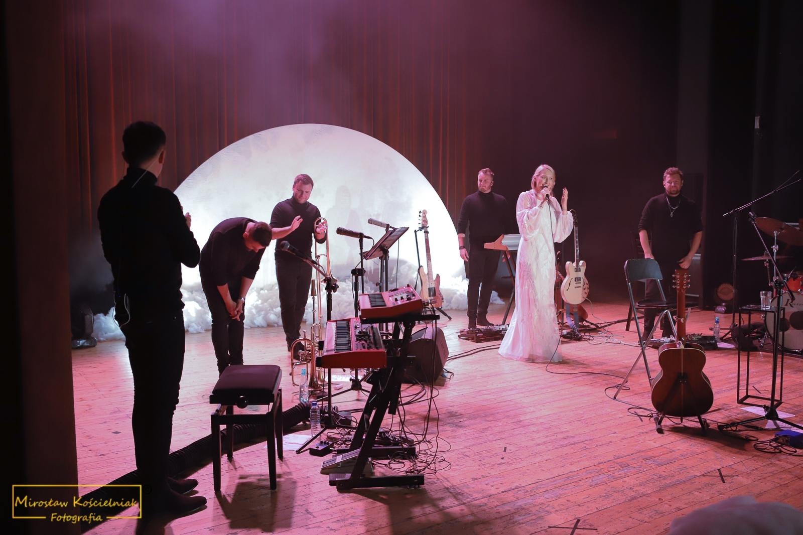 Zdjęcie w galerii na portalu naszraciborz.pl: Śnienie. Magiczny koncert Anity Lipnickiej w RCK [FOTO i WIDEO] wiadomości z regionu