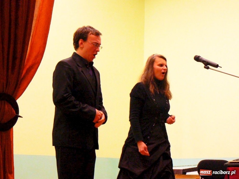 Zdjęcie w galerii na portalu naszraciborz.pl: Karnawał żegnali ariami i z kabaretem wiadomości z regionu