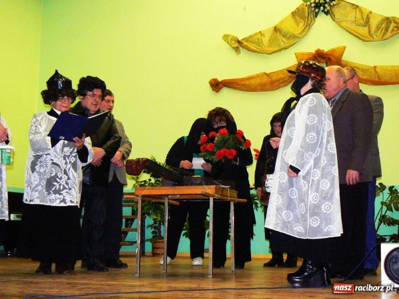 Zdjęcie w galerii na portalu naszraciborz.pl: Karnawał żegnali ariami i z kabaretem wiadomości z regionu