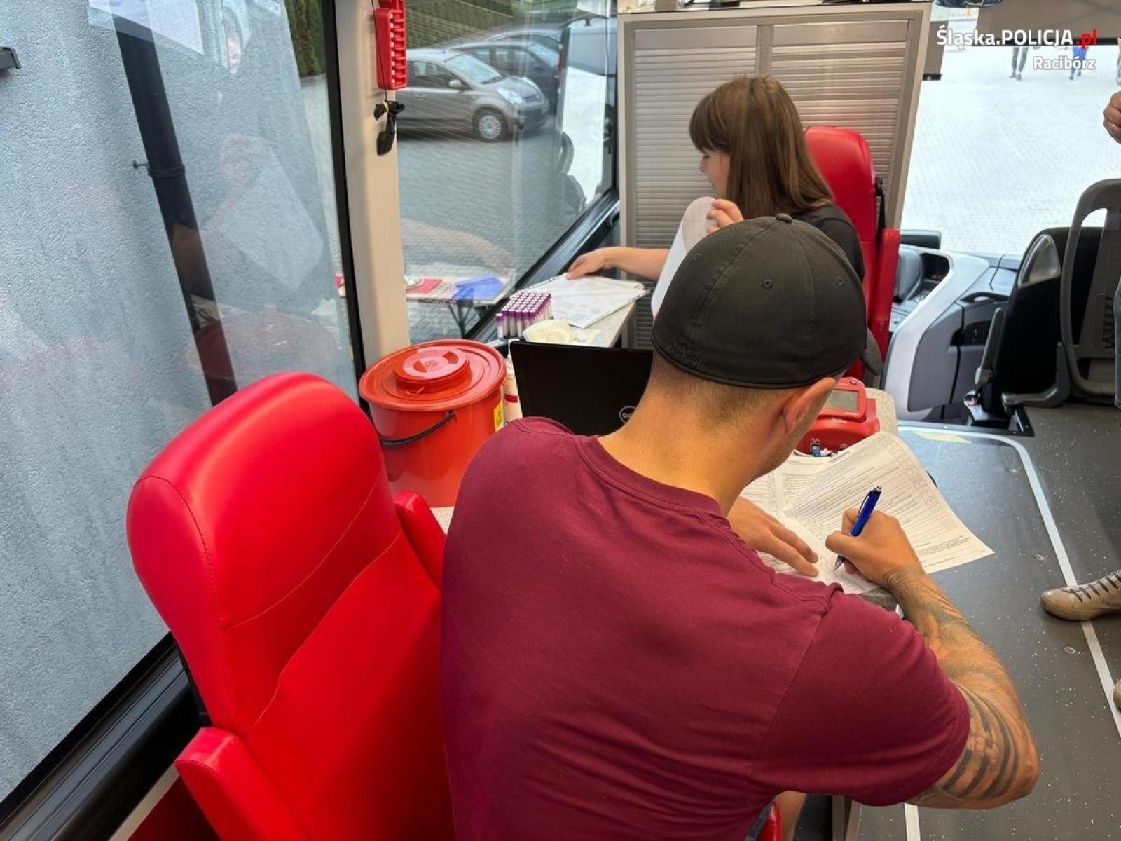 Zdjęcie w galerii na portalu naszraciborz.pl: Pomagamy i chronimy. Policjanci z Raciborza oddali krew [FOTO i WIDEO] wiadomości z regionu