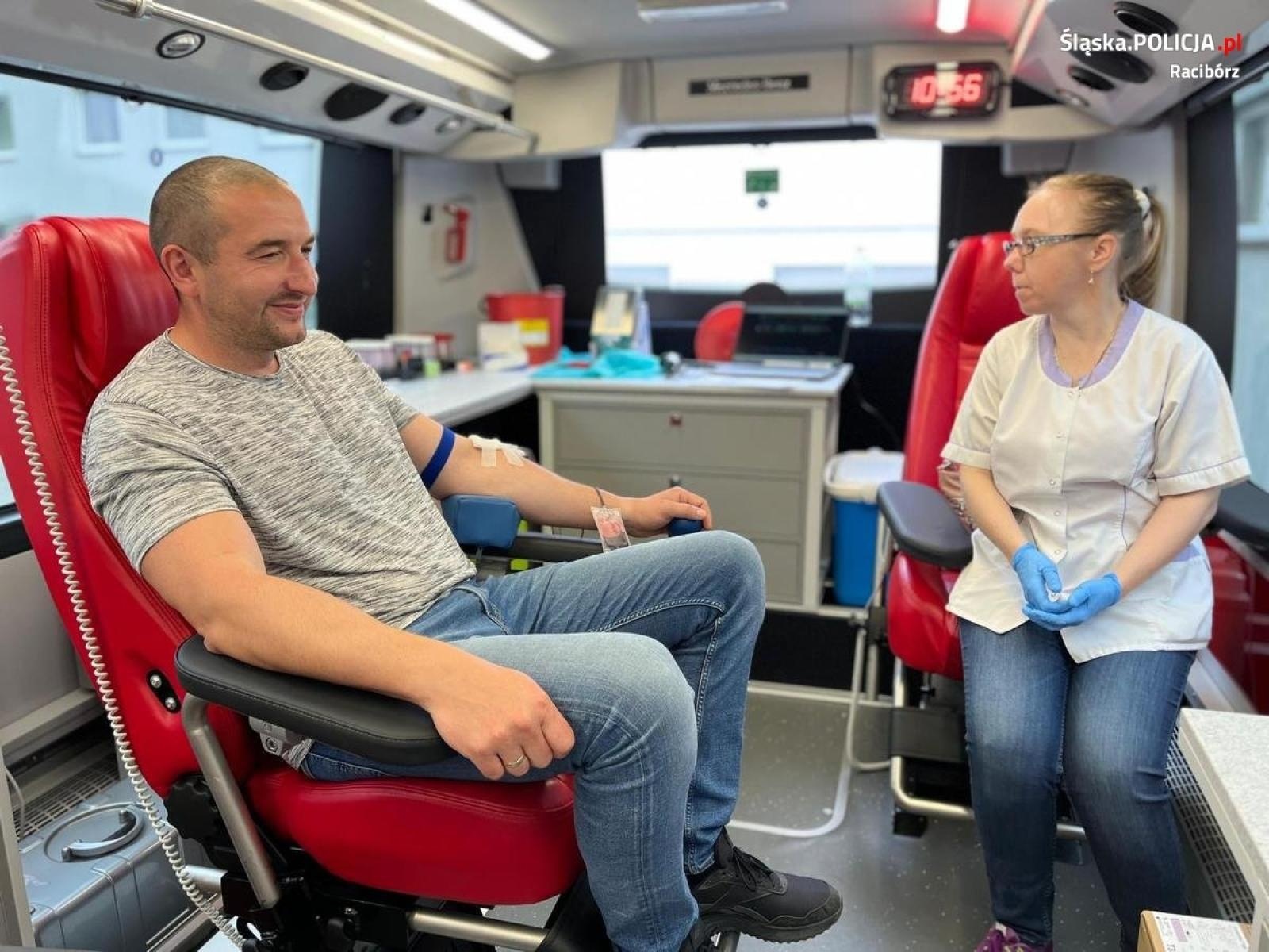 Zdjęcie w galerii na portalu naszraciborz.pl: Pomagamy i chronimy. Policjanci z Raciborza oddali krew [FOTO i WIDEO] wiadomości z regionu
