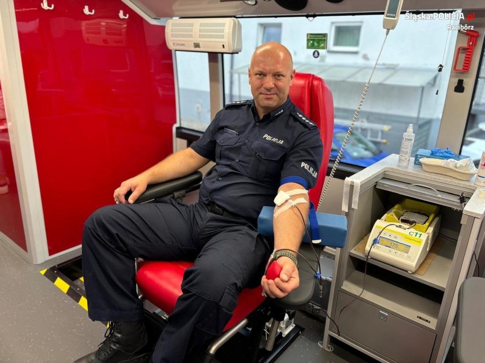 Zdjęcie w galerii na portalu naszraciborz.pl: Pomagamy i chronimy. Policjanci z Raciborza oddali krew [FOTO i WIDEO] wiadomości z regionu