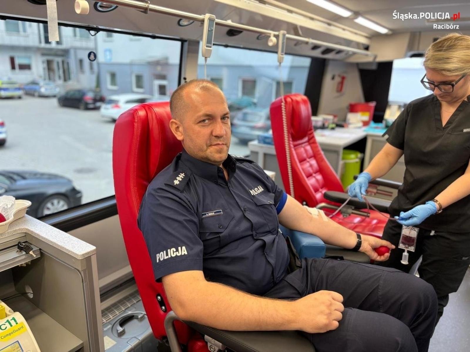 Zdjęcie w galerii na portalu naszraciborz.pl: Pomagamy i chronimy. Policjanci z Raciborza oddali krew [FOTO i WIDEO] wiadomości z regionu