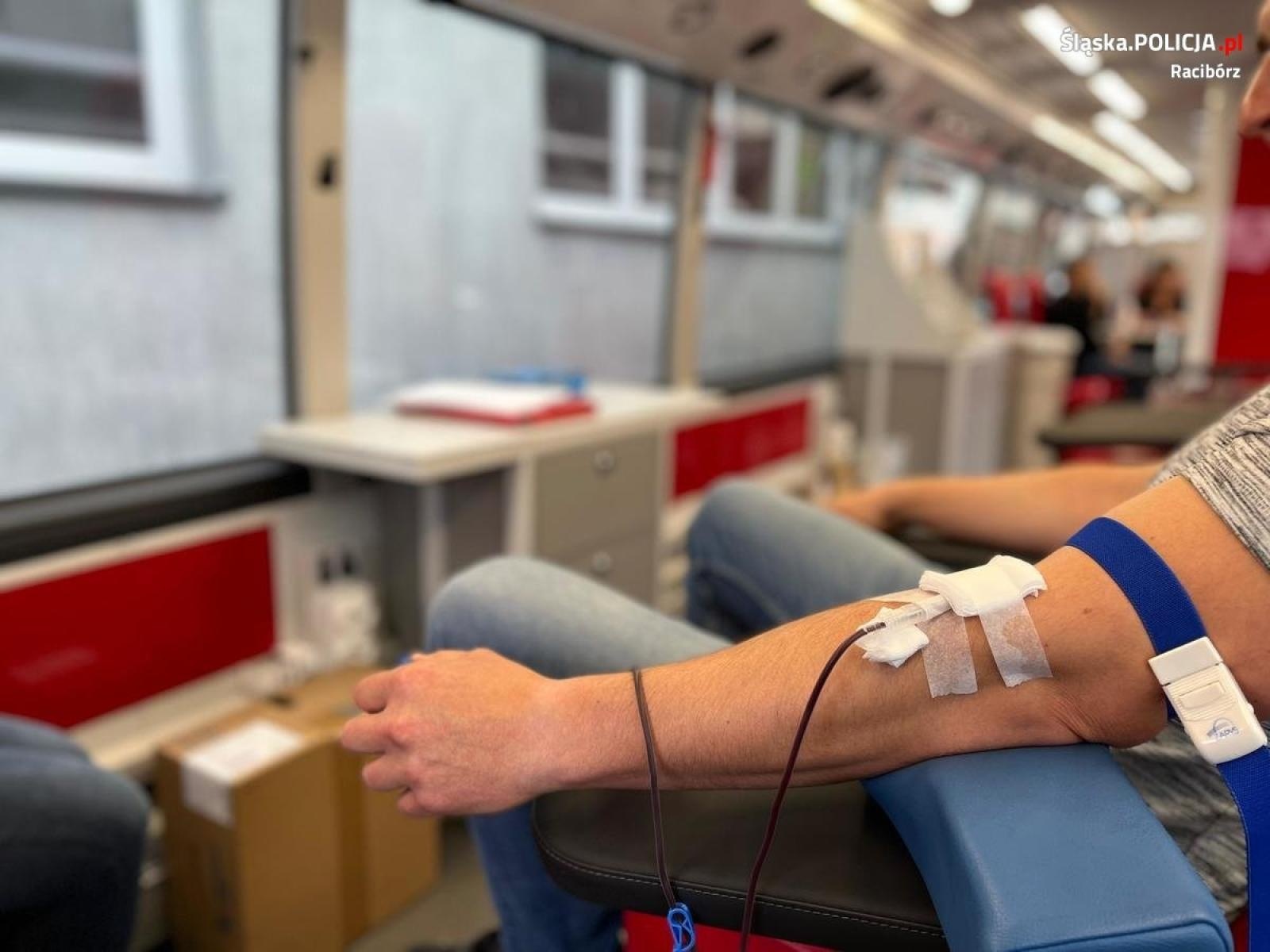 Zdjęcie w galerii na portalu naszraciborz.pl: Pomagamy i chronimy. Policjanci z Raciborza oddali krew [FOTO i WIDEO] wiadomości z regionu