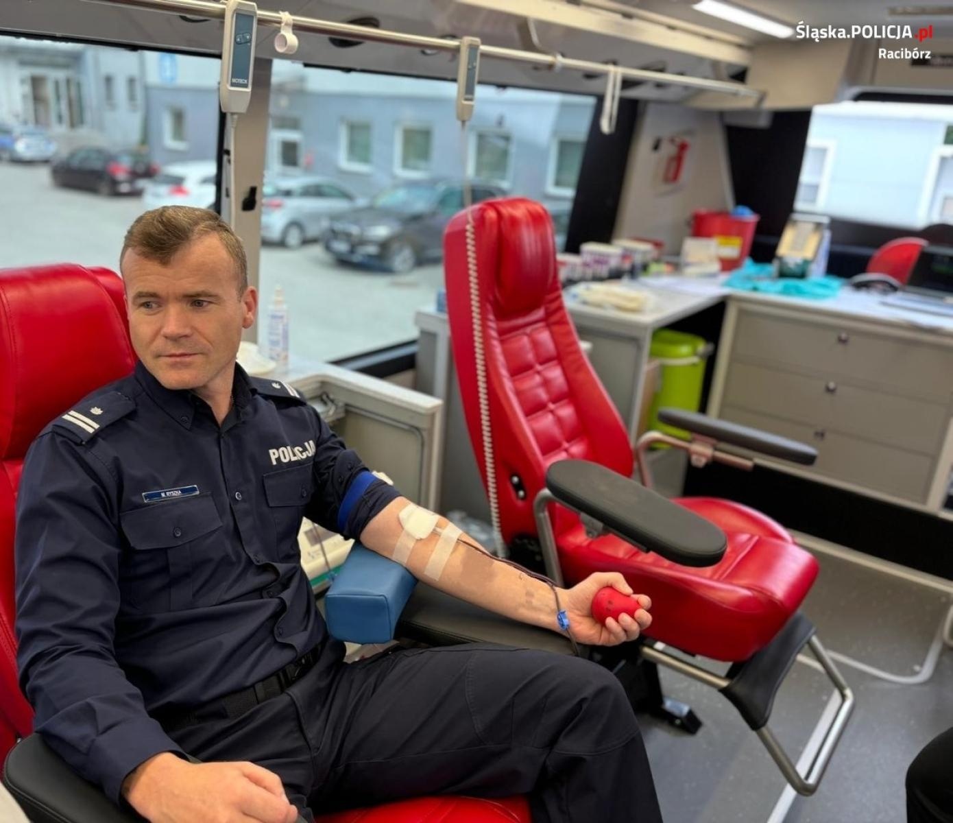 Zdjęcie w galerii na portalu naszraciborz.pl: Pomagamy i chronimy. Policjanci z Raciborza oddali krew [FOTO i WIDEO] wiadomości z regionu