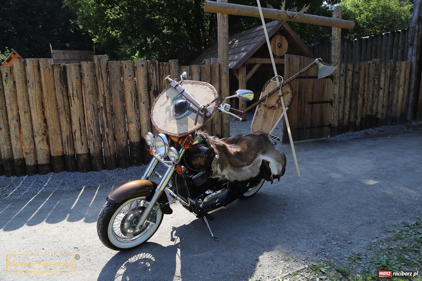 Zdjęcie w galerii na portalu naszraciborz.pl: Wojowie na jednośladach, czyli I Spotkanie Motocyklowe w Raciborskim Grodzie wiadomości z regionu