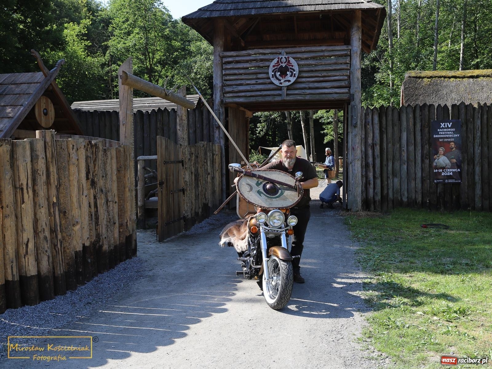 Zdjęcie w galerii na portalu naszraciborz.pl: Wojowie na jednośladach, czyli I Spotkanie Motocyklowe w Raciborskim Grodzie wiadomości z regionu