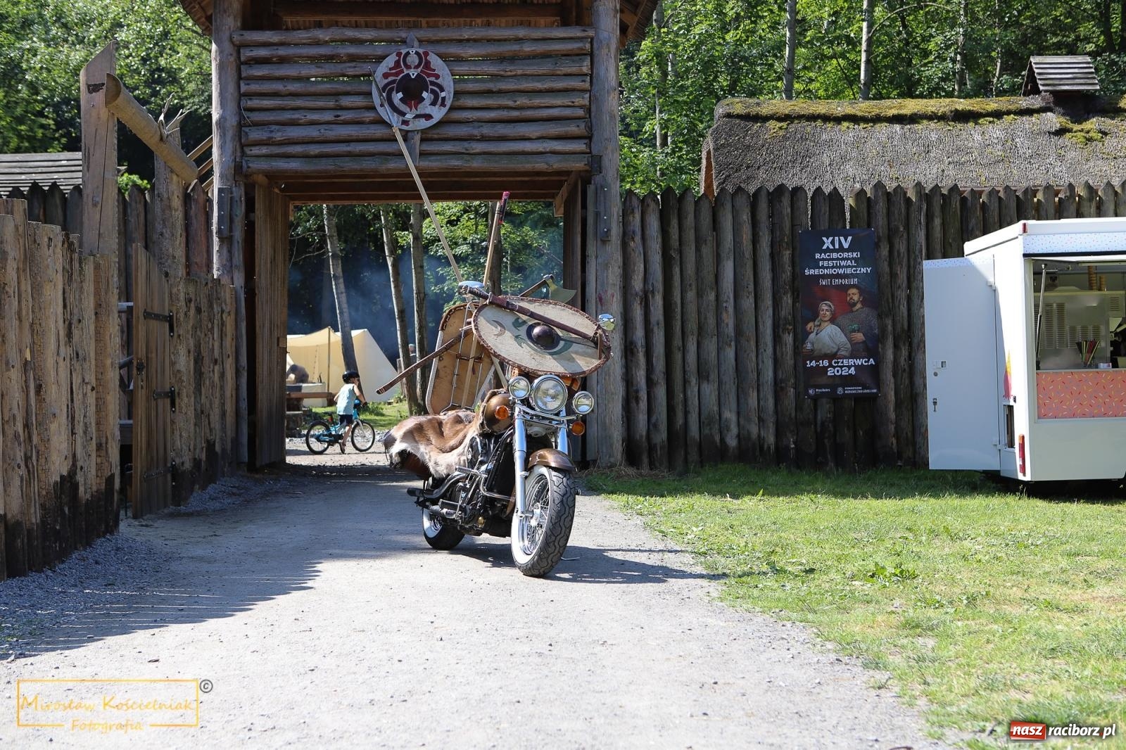 Zdjęcie w galerii na portalu naszraciborz.pl: Wojowie na jednośladach, czyli I Spotkanie Motocyklowe w Raciborskim Grodzie wiadomości z regionu