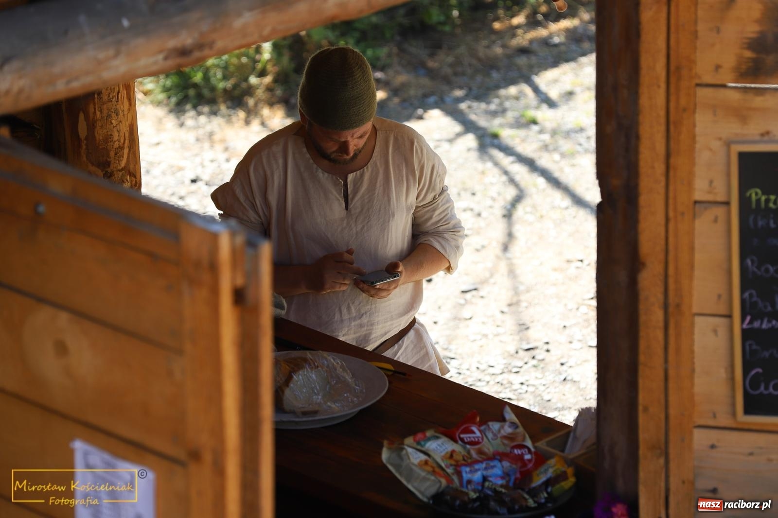 Zdjęcie w galerii na portalu naszraciborz.pl: Wojowie na jednośladach, czyli I Spotkanie Motocyklowe w Raciborskim Grodzie wiadomości z regionu
