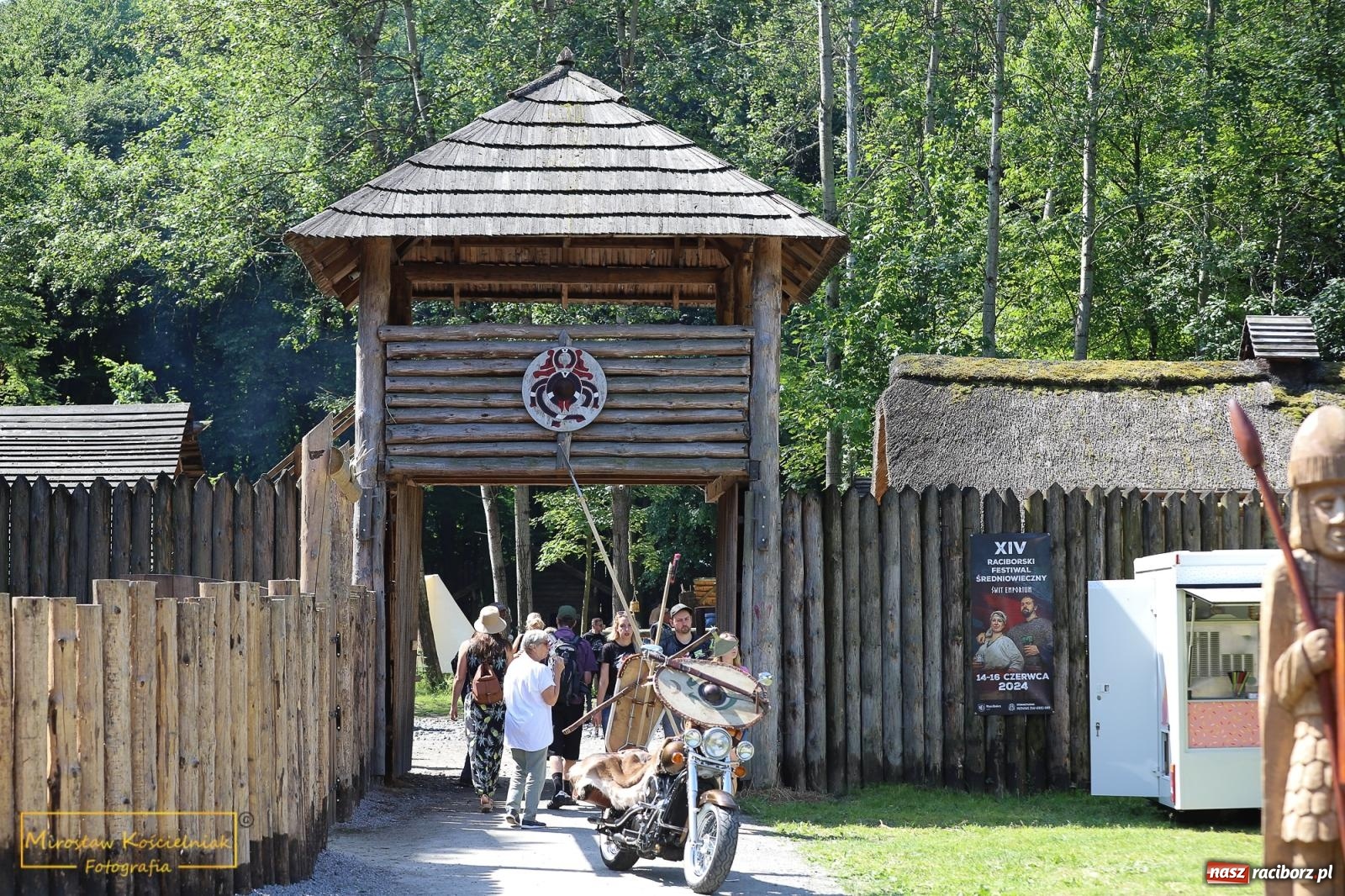 Zdjęcie w galerii na portalu naszraciborz.pl: Wojowie na jednośladach, czyli I Spotkanie Motocyklowe w Raciborskim Grodzie wiadomości z regionu
