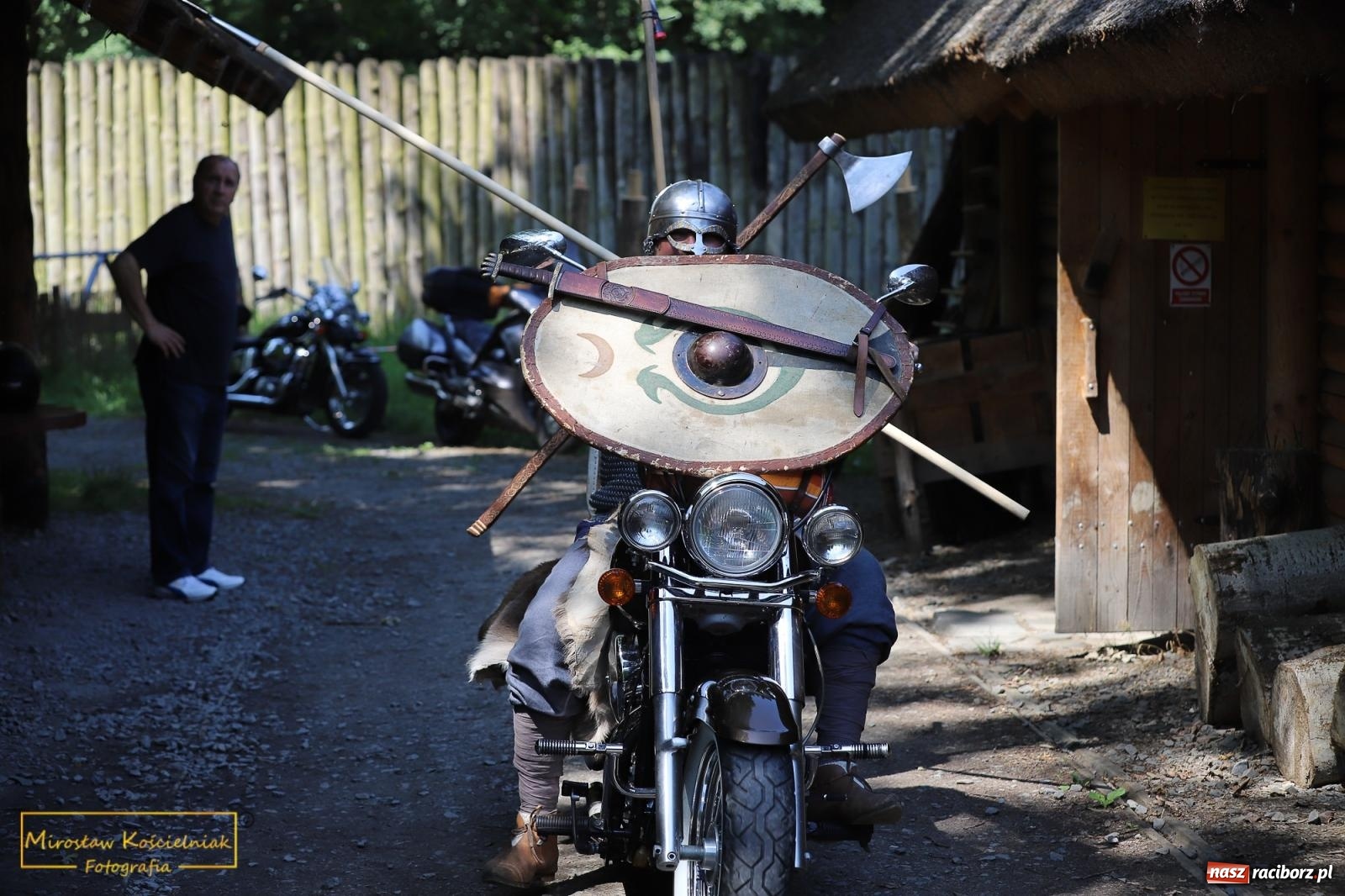 Zdjęcie w galerii na portalu naszraciborz.pl: Wojowie na jednośladach, czyli I Spotkanie Motocyklowe w Raciborskim Grodzie wiadomości z regionu