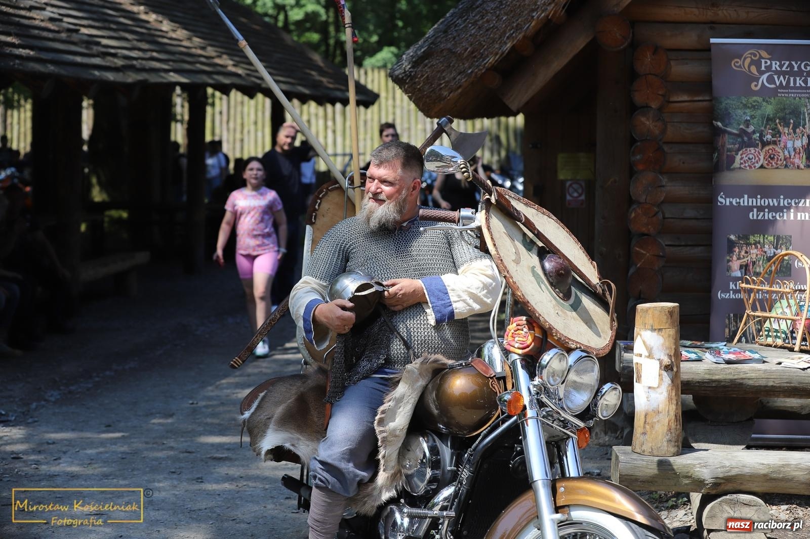 Zdjęcie w galerii na portalu naszraciborz.pl: Wojowie na jednośladach, czyli I Spotkanie Motocyklowe w Raciborskim Grodzie wiadomości z regionu