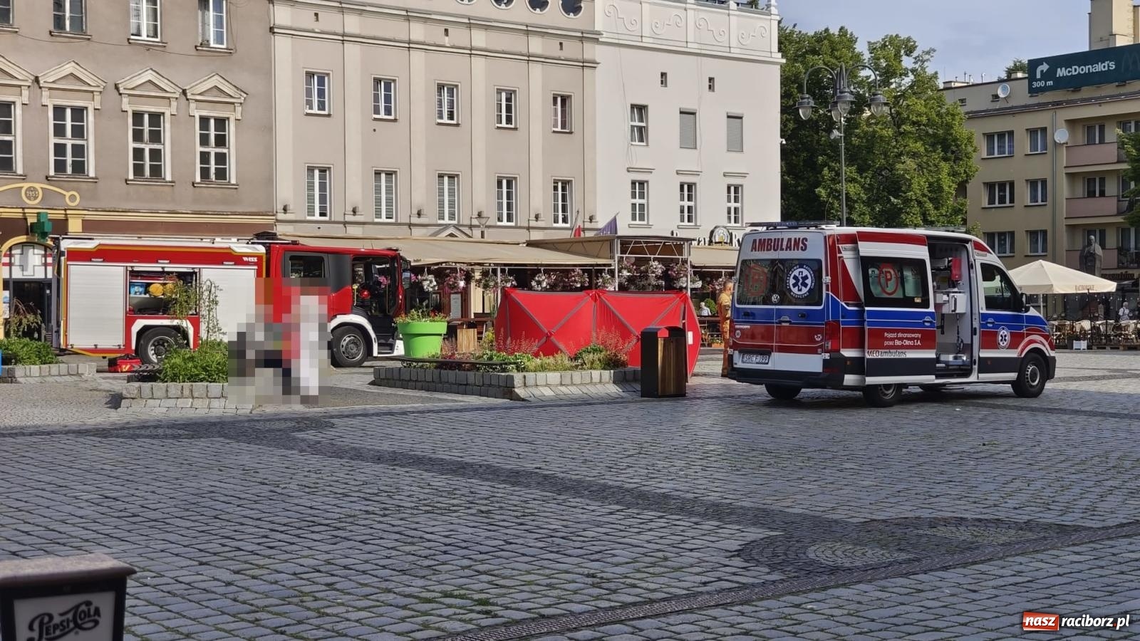 Zdjęcie w galerii na portalu naszraciborz.pl: Kobieta zasłabła na Rynku. Reanimacja nie przyniosła skutku wiadomości z regionu