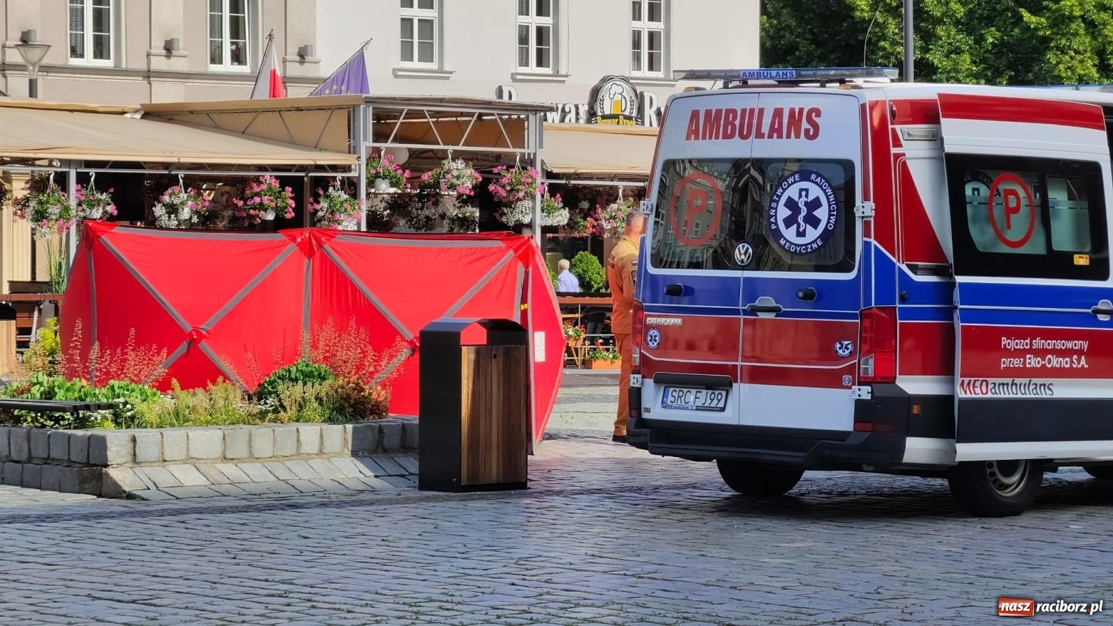 Zdjęcie w galerii na portalu naszraciborz.pl: Kobieta zasłabła na Rynku. Reanimacja nie przyniosła skutku wiadomości z regionu