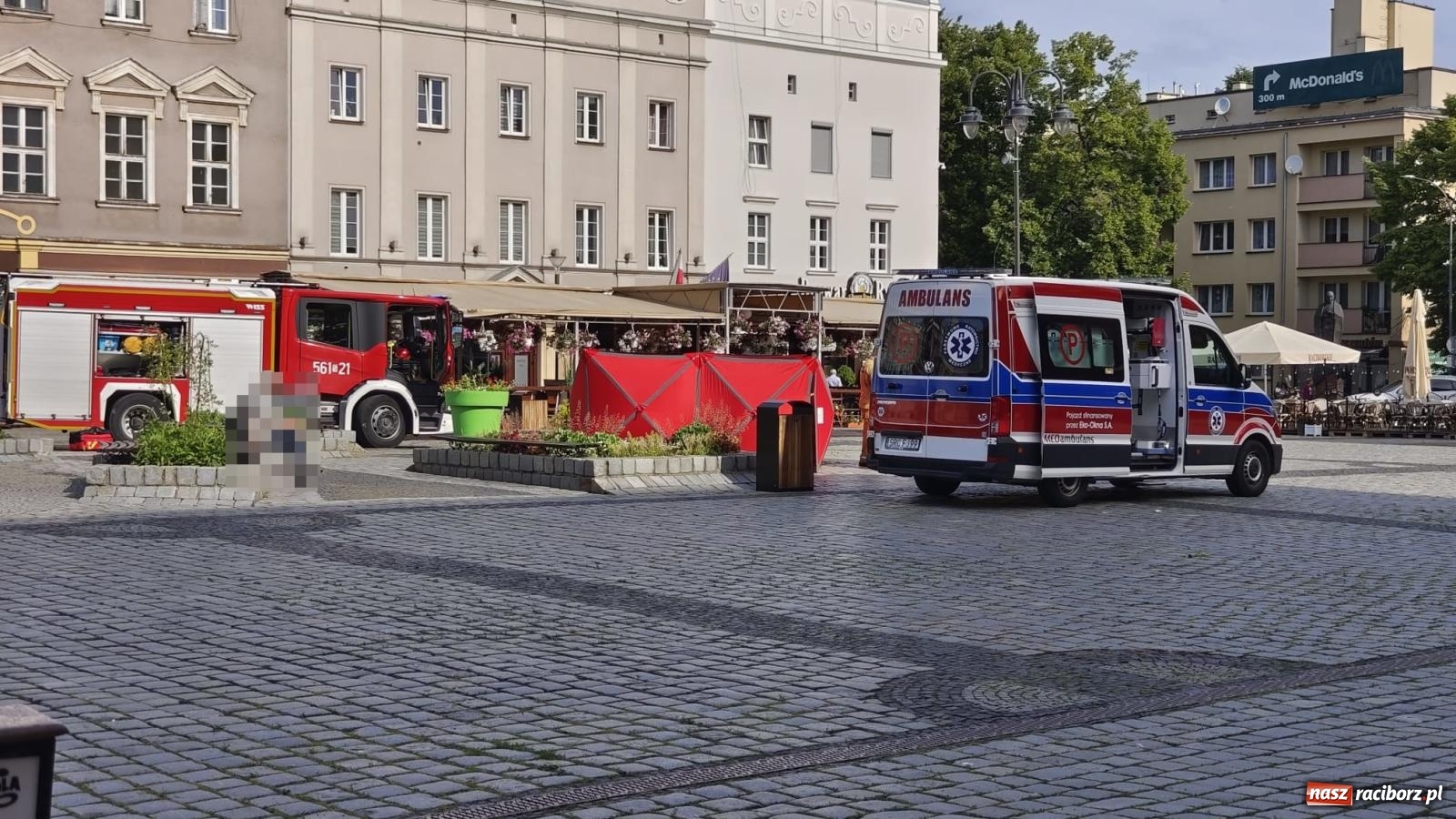 Zdjęcie w galerii na portalu naszraciborz.pl: Kobieta zasłabła na Rynku. Reanimacja nie przyniosła skutku wiadomości z regionu
