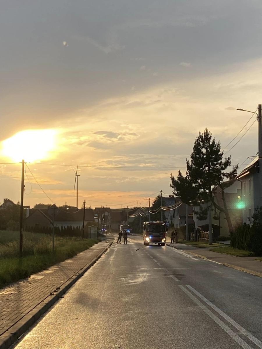 Zdjęcie w galerii na portalu naszraciborz.pl: Raport 998. Wyciek oleju, pożar śmietnika i błoto na jezdni. Weekend strażaków wiadomości z regionu