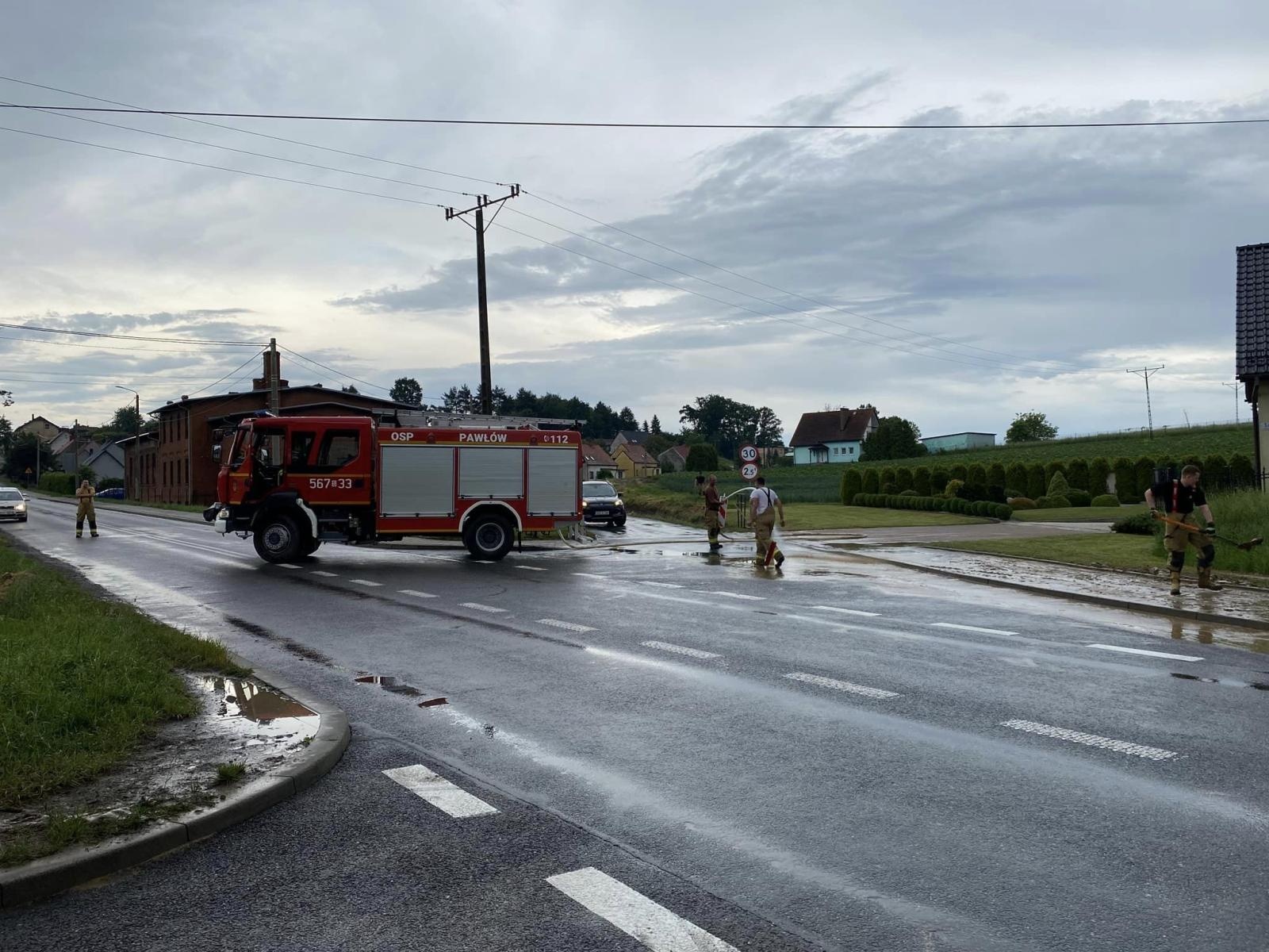 Zdjęcie w galerii na portalu naszraciborz.pl: Raport 998. Wyciek oleju, pożar śmietnika i błoto na jezdni. Weekend strażaków wiadomości z regionu