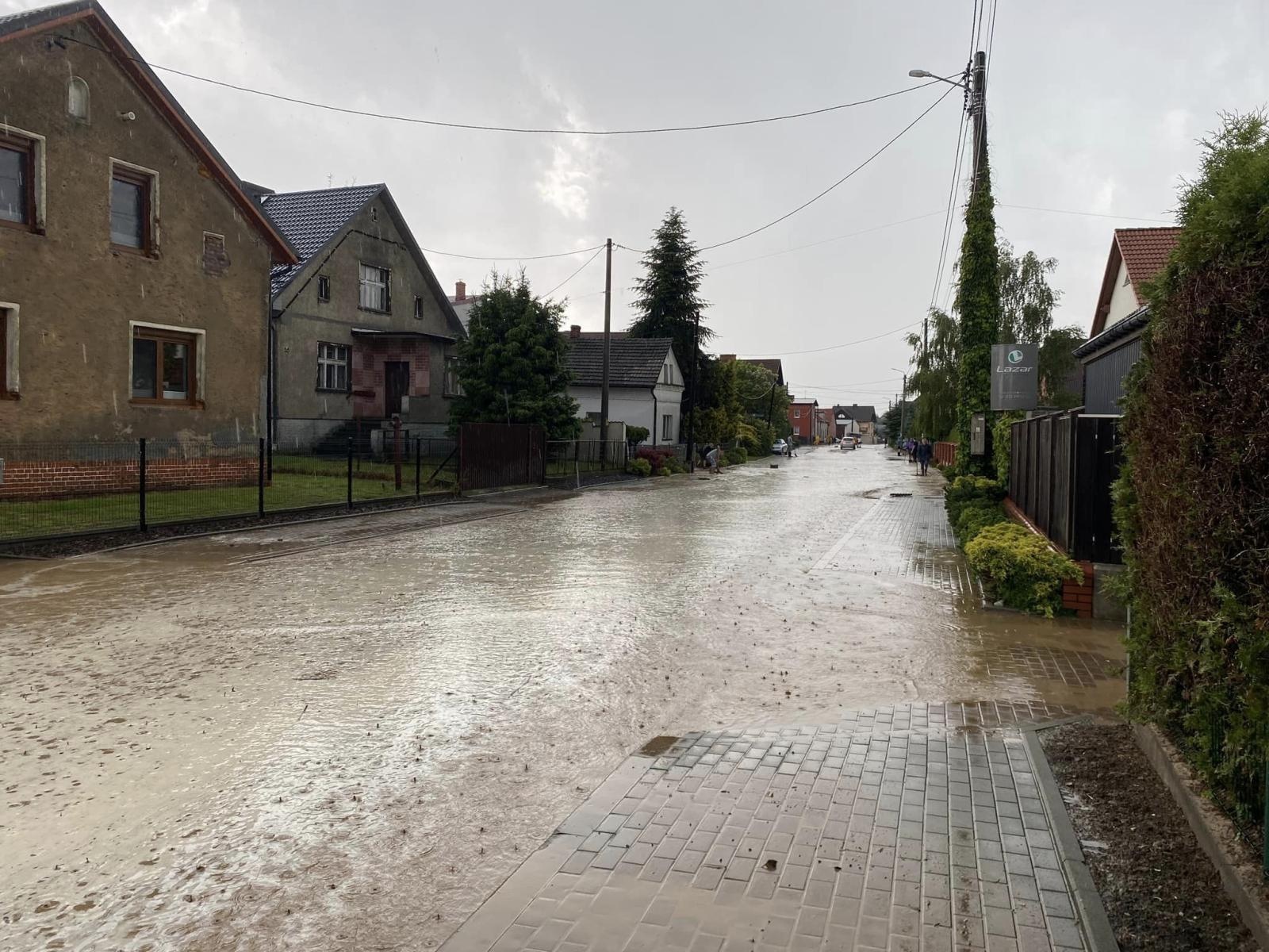 Zdjęcie w galerii na portalu naszraciborz.pl: Raport 998. Wyciek oleju, pożar śmietnika i błoto na jezdni. Weekend strażaków wiadomości z regionu