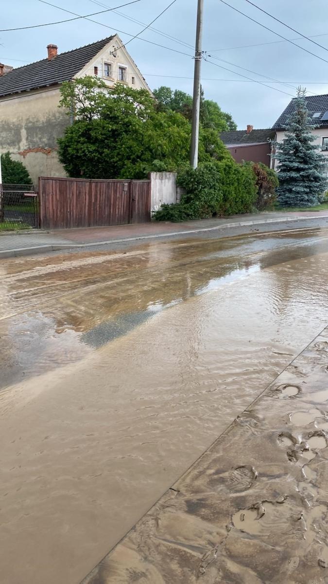 Zdjęcie w galerii na portalu naszraciborz.pl: Raport 998. Wyciek oleju, pożar śmietnika i błoto na jezdni. Weekend strażaków wiadomości z regionu