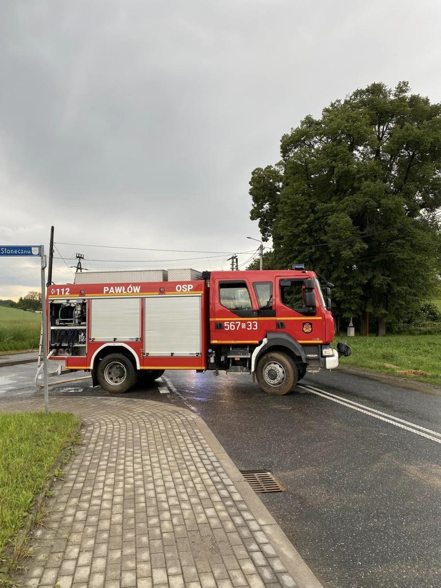 Zdjęcie w galerii na portalu naszraciborz.pl: Raport 998. Wyciek oleju, pożar śmietnika i błoto na jezdni. Weekend strażaków wiadomości z regionu