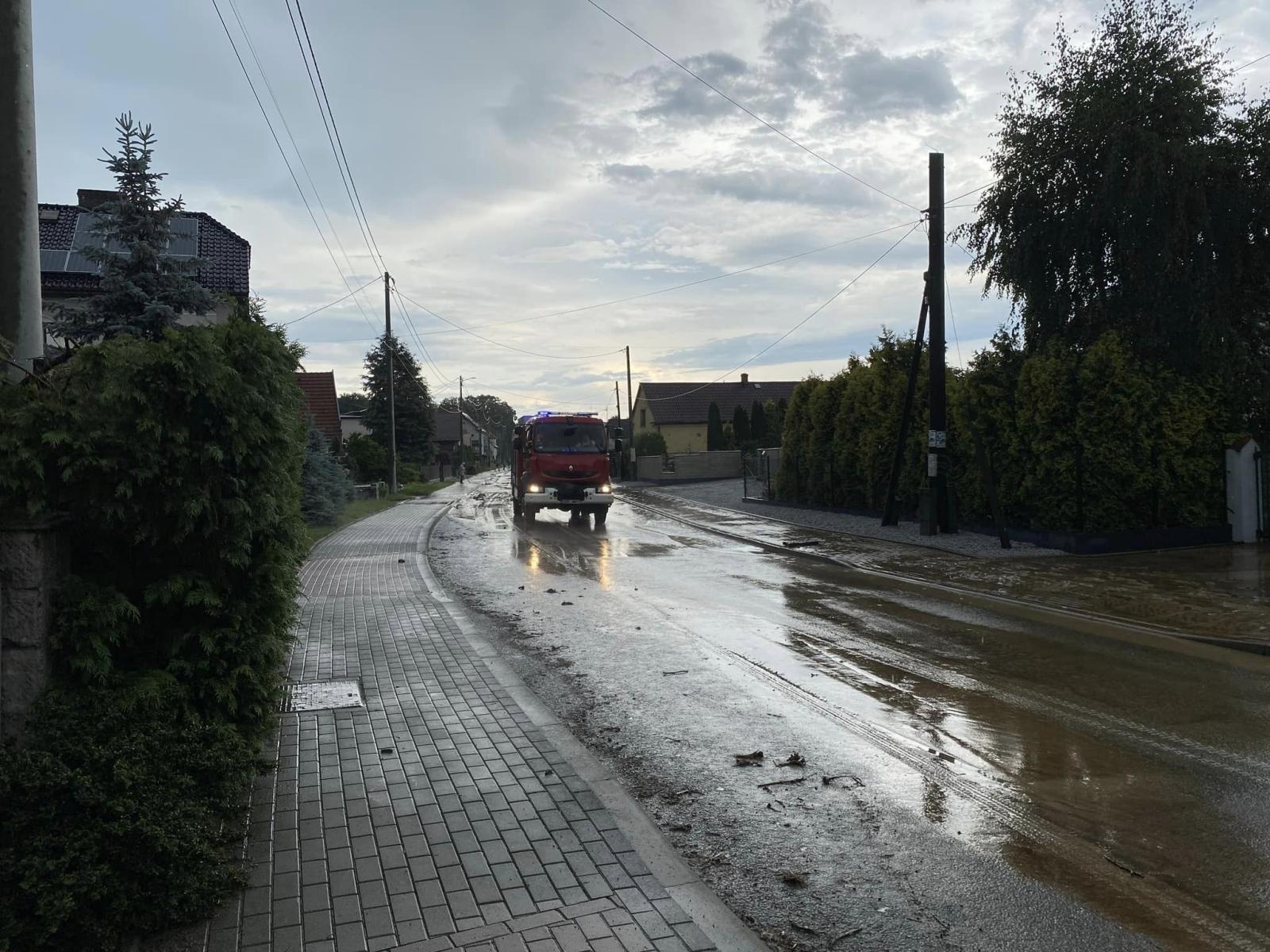 Zdjęcie w galerii na portalu naszraciborz.pl: Raport 998. Wyciek oleju, pożar śmietnika i błoto na jezdni. Weekend strażaków wiadomości z regionu