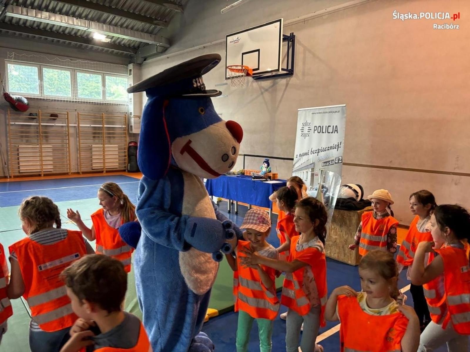 Zdjęcie w galerii na portalu naszraciborz.pl: Przedszkolaki z Radlina z wizytą u raciborskich policjantów wiadomości z regionu