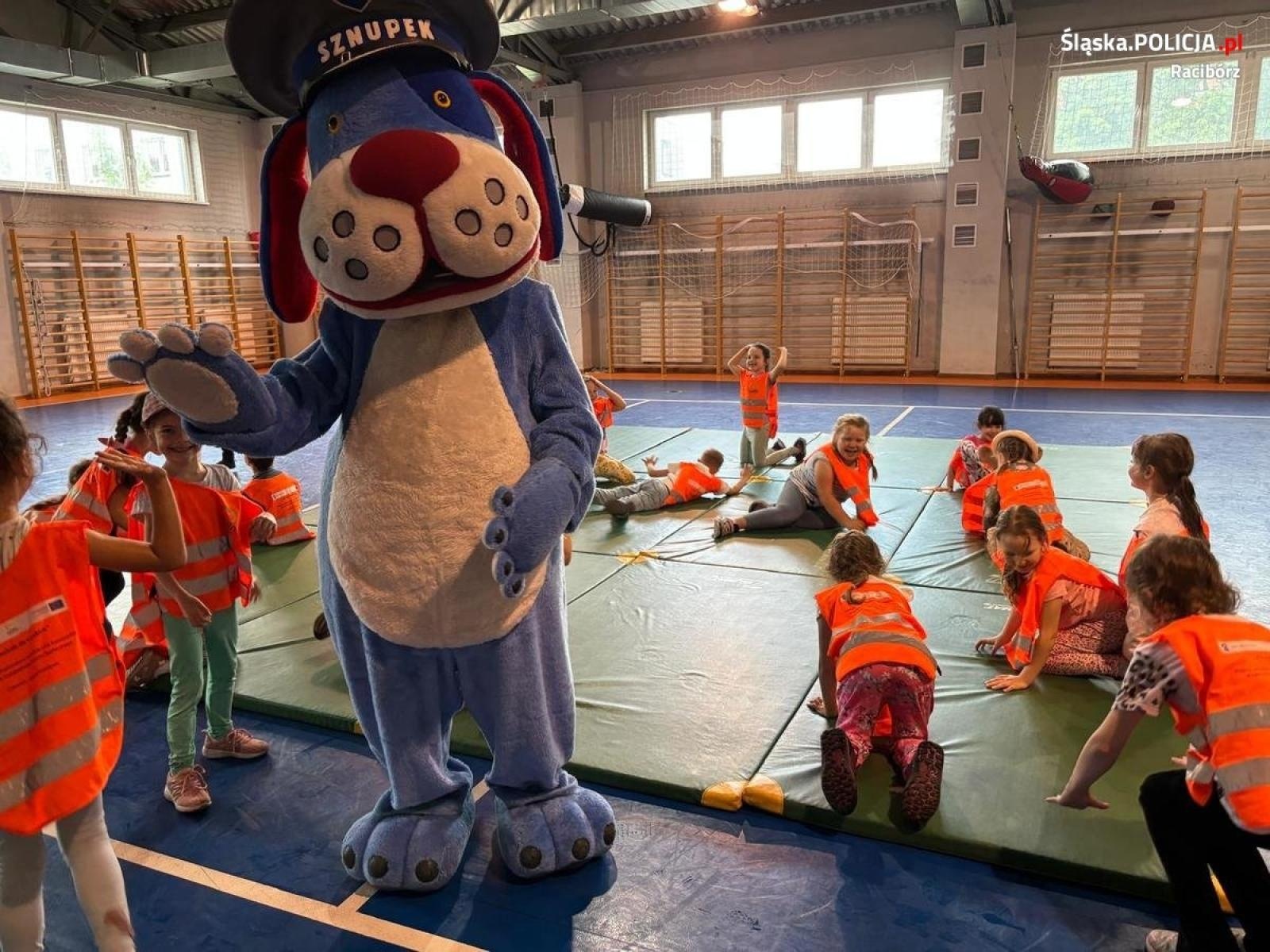 Zdjęcie w galerii na portalu naszraciborz.pl: Przedszkolaki z Radlina z wizytą u raciborskich policjantów wiadomości z regionu
