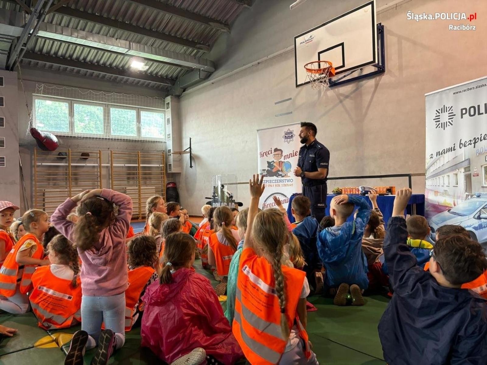 Zdjęcie w galerii na portalu naszraciborz.pl: Przedszkolaki z Radlina z wizytą u raciborskich policjantów wiadomości z regionu