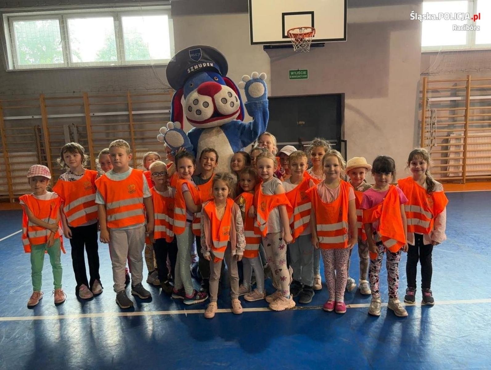 Zdjęcie w galerii na portalu naszraciborz.pl: Przedszkolaki z Radlina z wizytą u raciborskich policjantów wiadomości z regionu