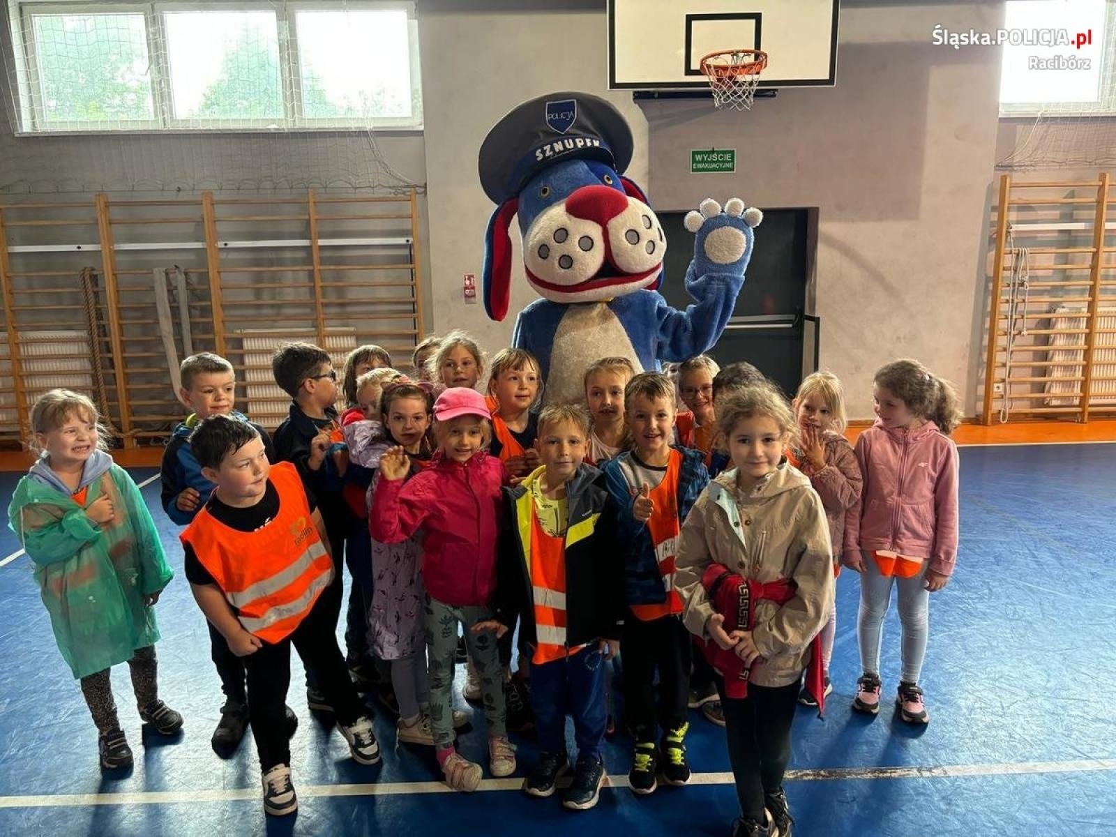 Zdjęcie w galerii na portalu naszraciborz.pl: Przedszkolaki z Radlina z wizytą u raciborskich policjantów wiadomości z regionu