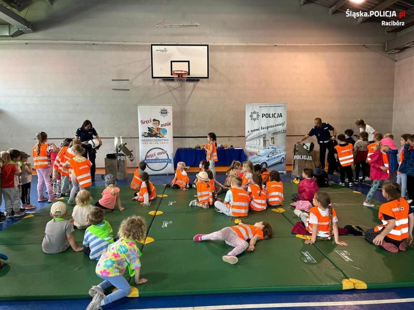 Zdjęcie w galerii na portalu naszraciborz.pl: Przedszkolaki z Radlina z wizytą u raciborskich policjantów wiadomości z regionu