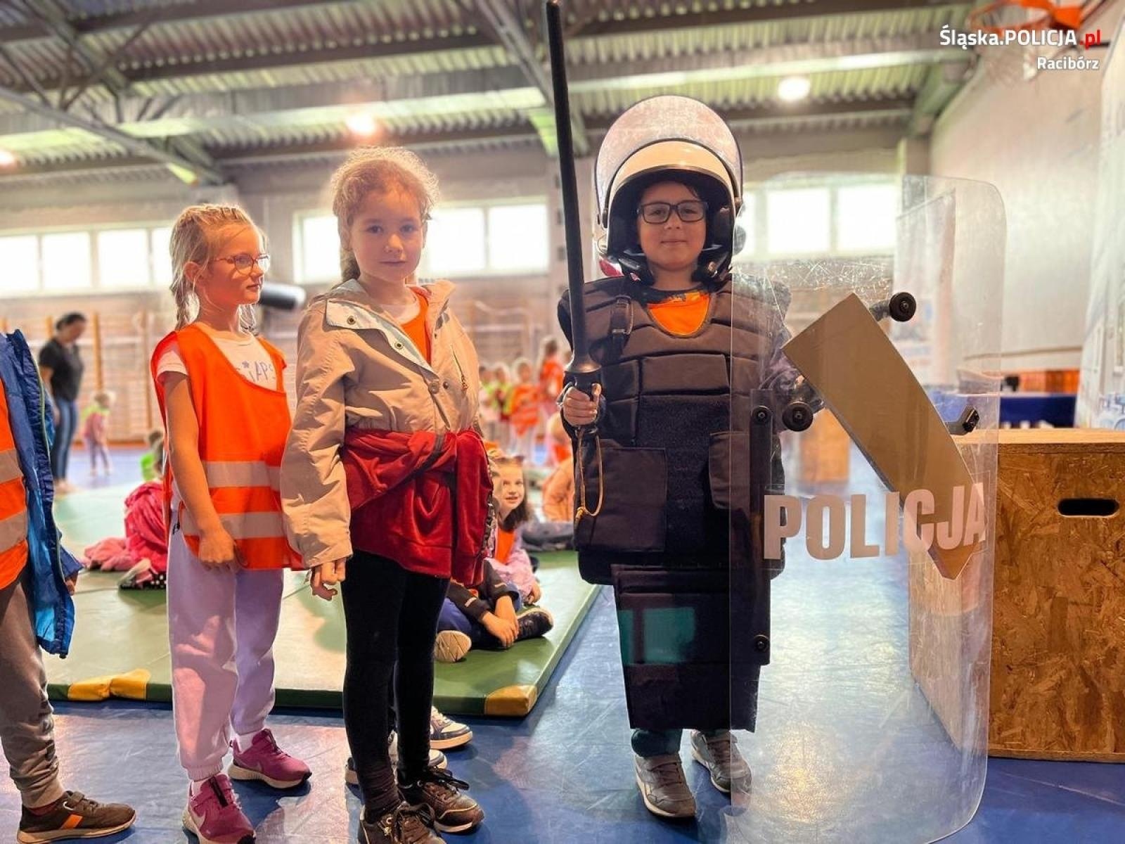 Zdjęcie w galerii na portalu naszraciborz.pl: Przedszkolaki z Radlina z wizytą u raciborskich policjantów wiadomości z regionu