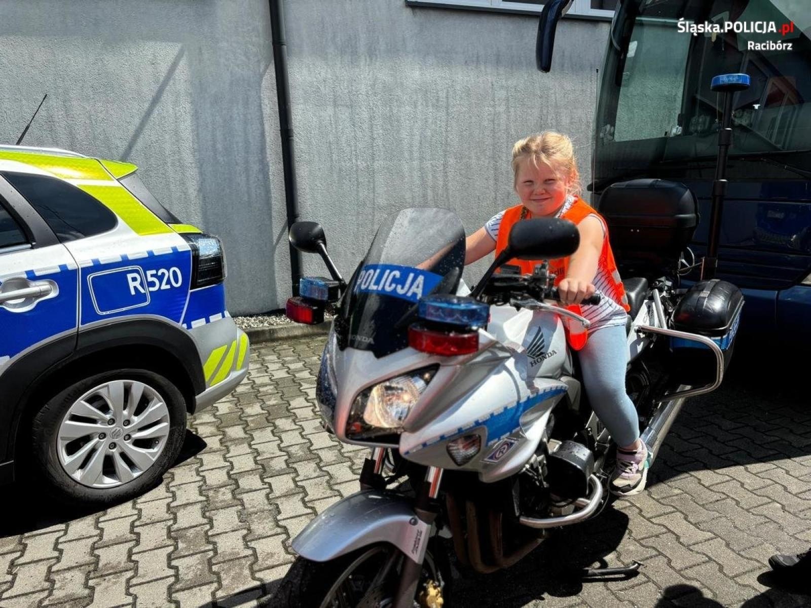 Zdjęcie w galerii na portalu naszraciborz.pl: Przedszkolaki z Radlina z wizytą u raciborskich policjantów wiadomości z regionu