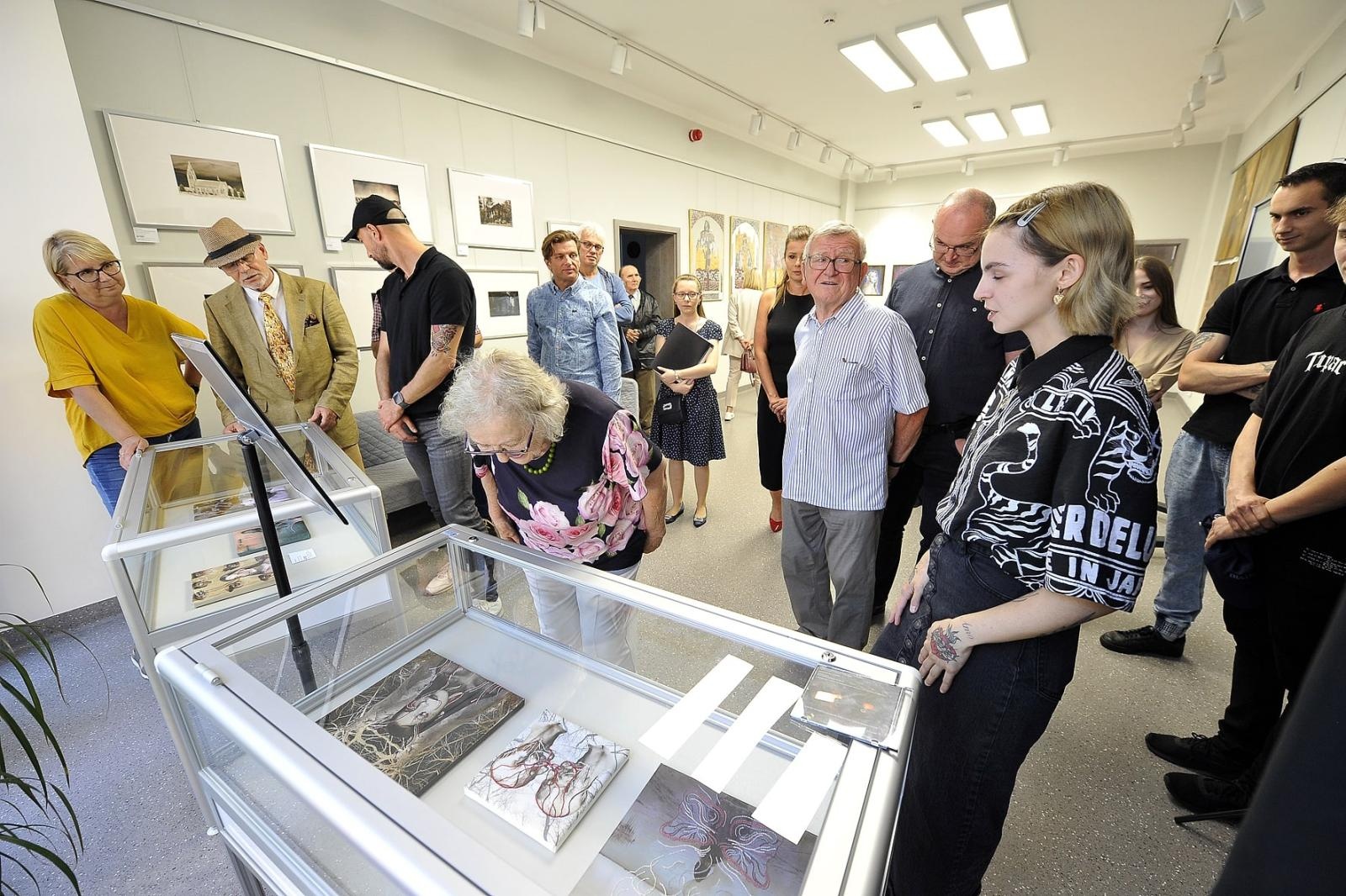 Zdjęcie w galerii na portalu naszraciborz.pl: DYPLOMY 2024: malarstwo i rzeźba - wernisaż wystawy już wkrótce w bibliotece wiadomości z regionu