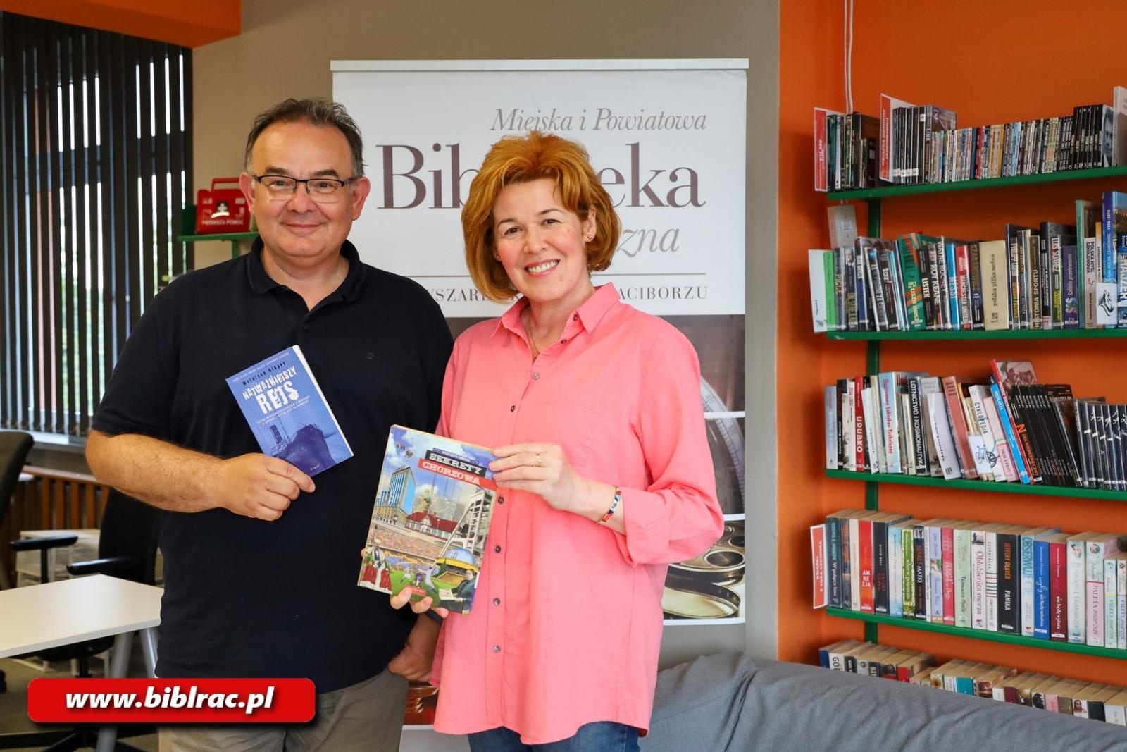 Zdjęcie w galerii na portalu naszraciborz.pl: Rejs z Wojciechem Dingesem – były prezes Kolei Śląskich gościł w bibliotece wiadomości z regionu