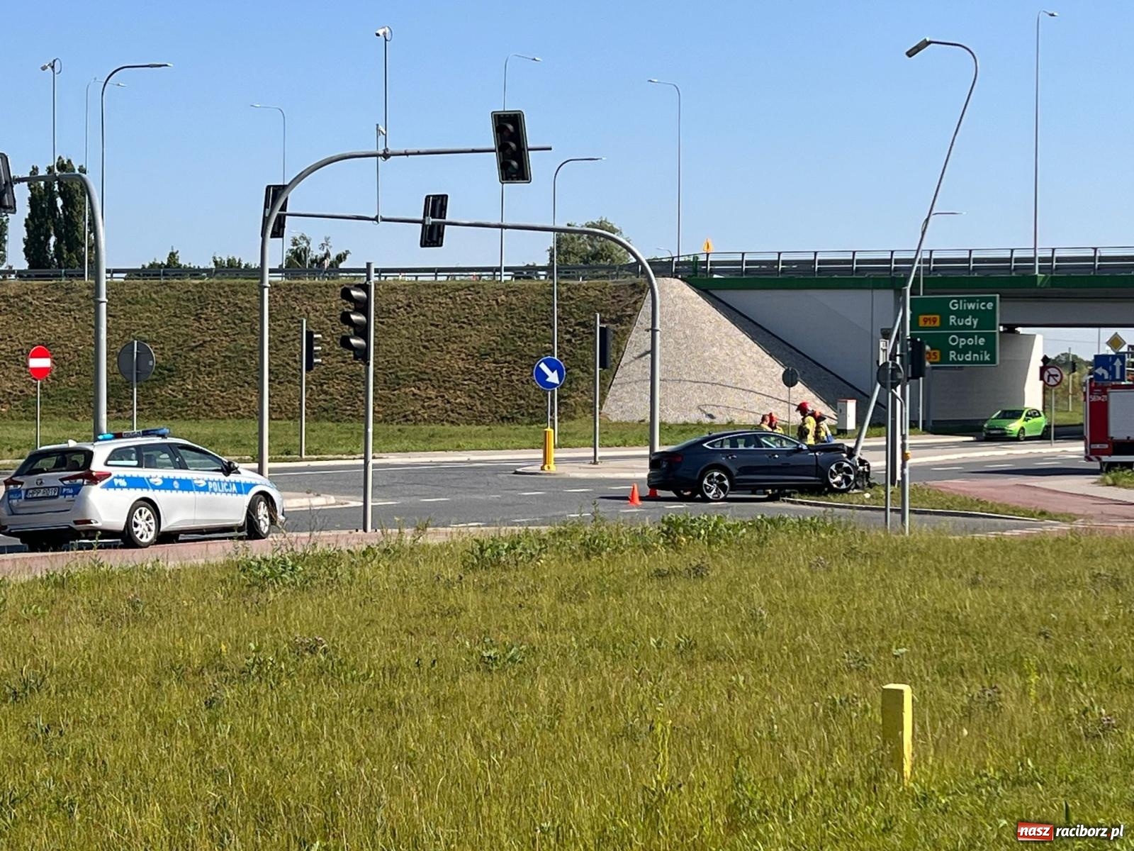 Zdjęcie w galerii na portalu naszraciborz.pl: Kolizja na Rudzkiej. Kierujący audi chciał uniknąć zderzenia z fordem [FOTO] wiadomości z regionu