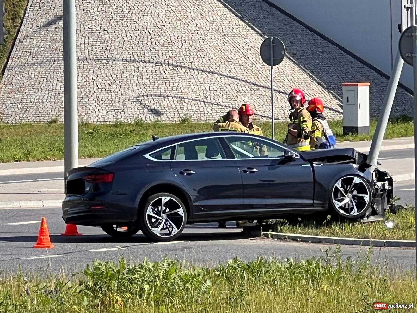 Zdjęcie w galerii na portalu naszraciborz.pl: Kolizja na Rudzkiej. Kierujący audi chciał uniknąć zderzenia z fordem [FOTO] wiadomości z regionu