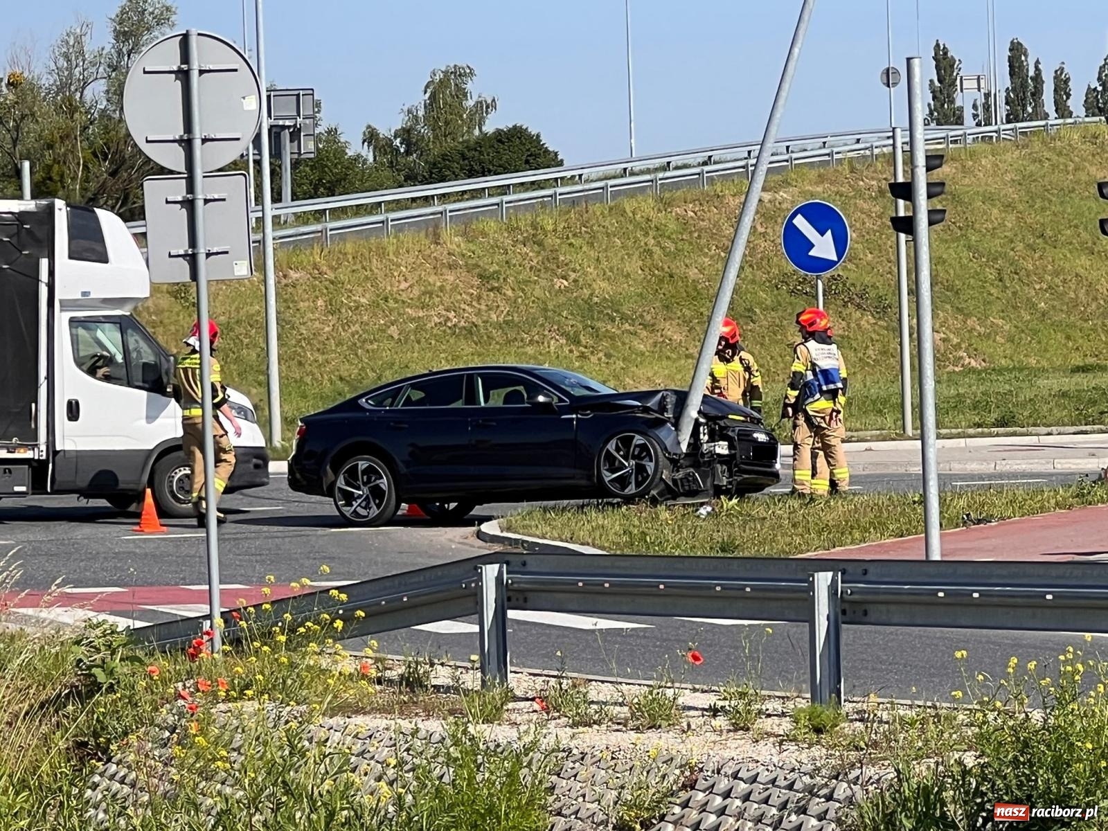 Zdjęcie w galerii na portalu naszraciborz.pl: Kolizja na Rudzkiej. Kierujący audi chciał uniknąć zderzenia z fordem [FOTO] wiadomości z regionu