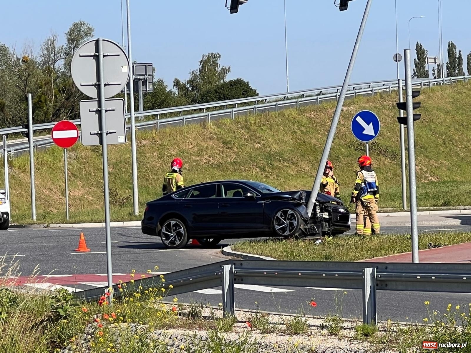 Zdjęcie w galerii na portalu naszraciborz.pl: Kolizja na Rudzkiej. Kierujący audi chciał uniknąć zderzenia z fordem [FOTO] wiadomości z regionu